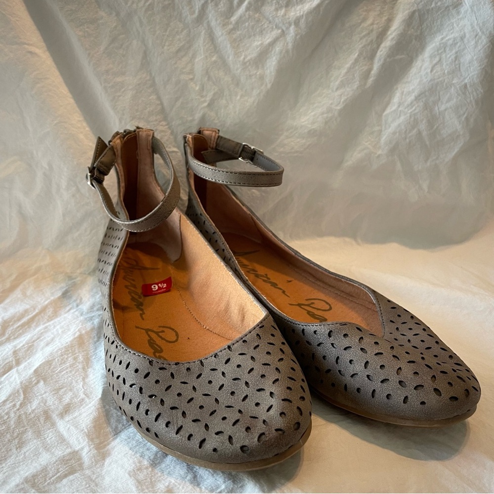 American Rag Womens Eeva Faux Suede Ankle Strap Ballet, Taupe Smooth, size 9.5